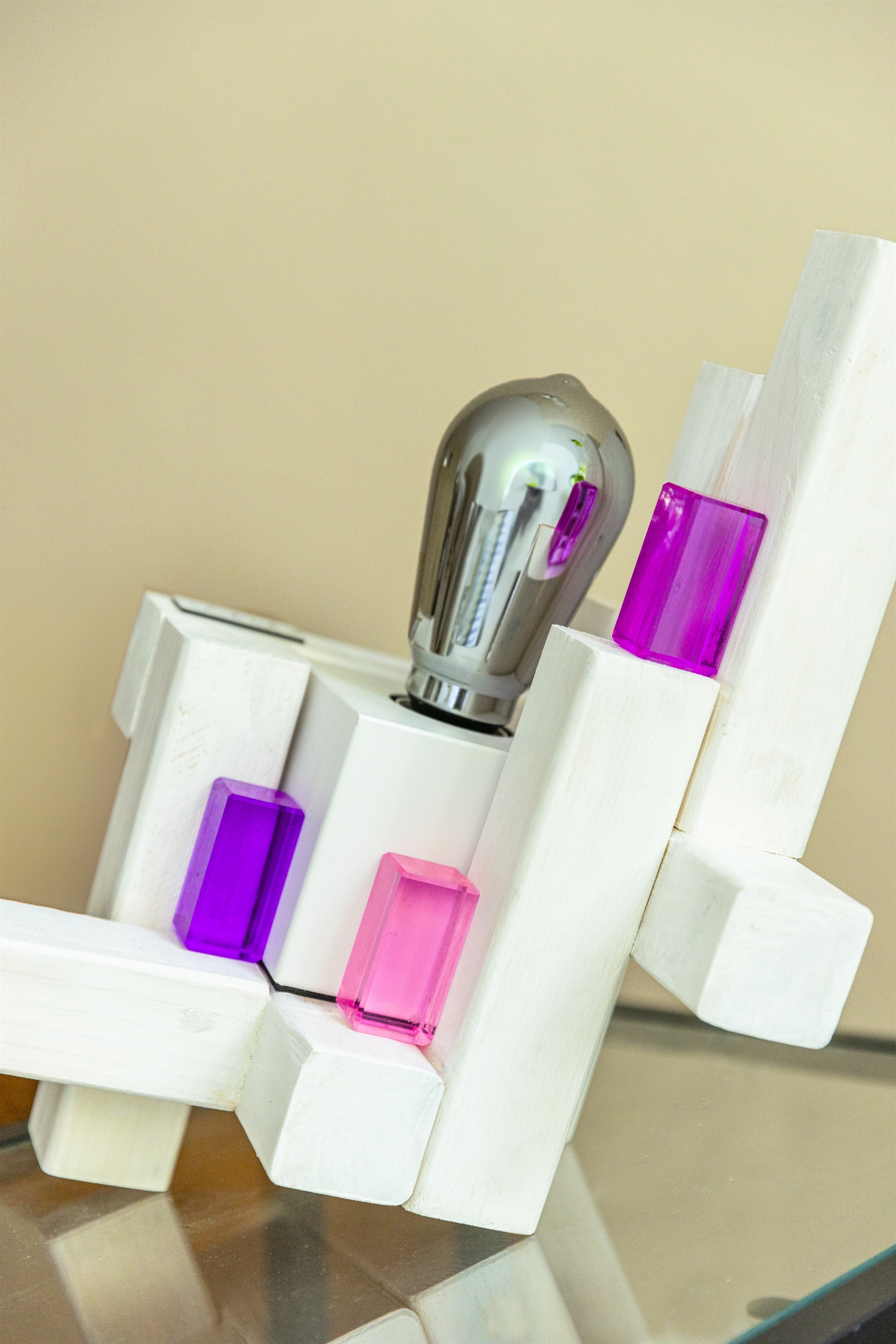 Prism Concept met paarse en roze prisma's in de zon