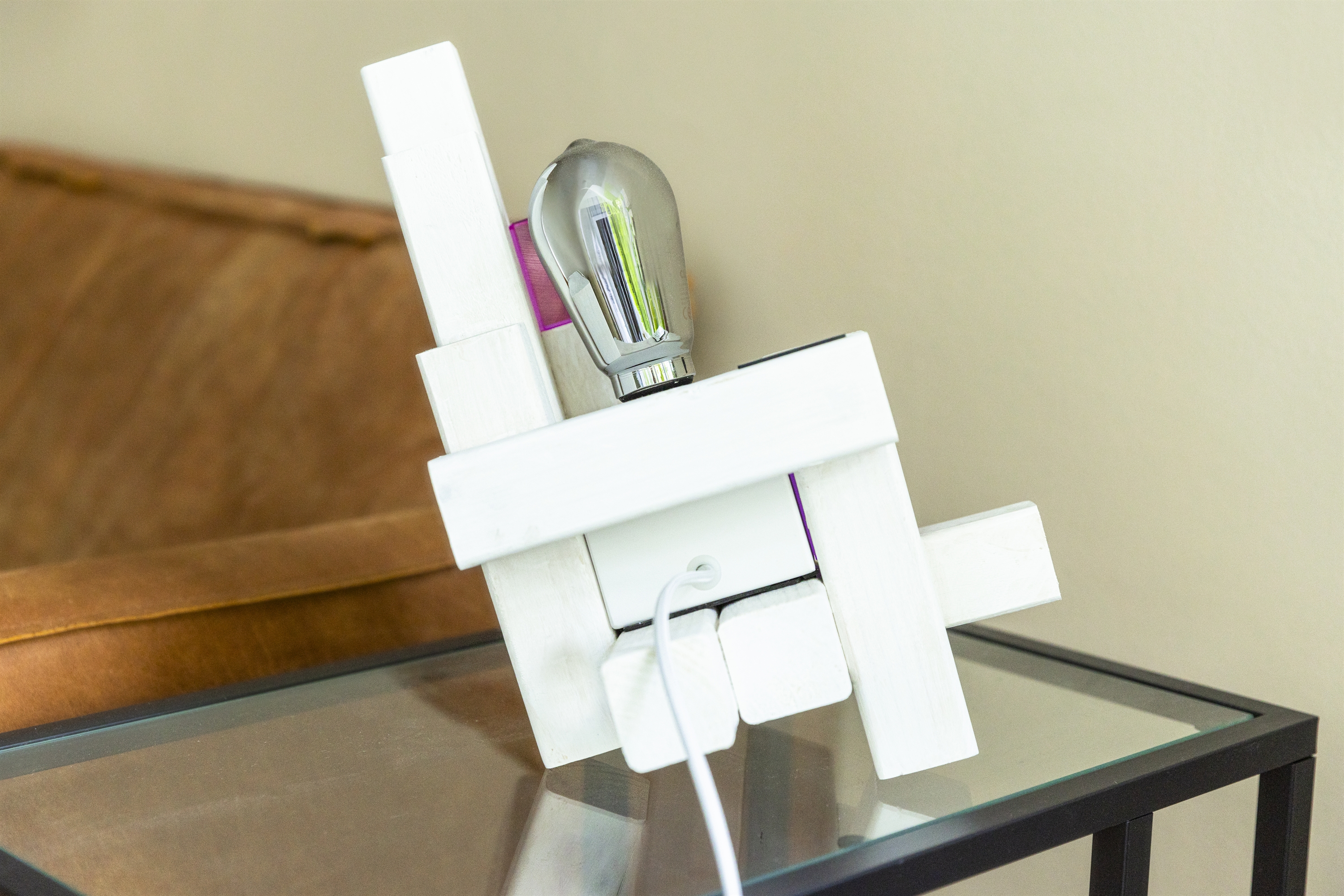 Achterkant van het witte design met snoer