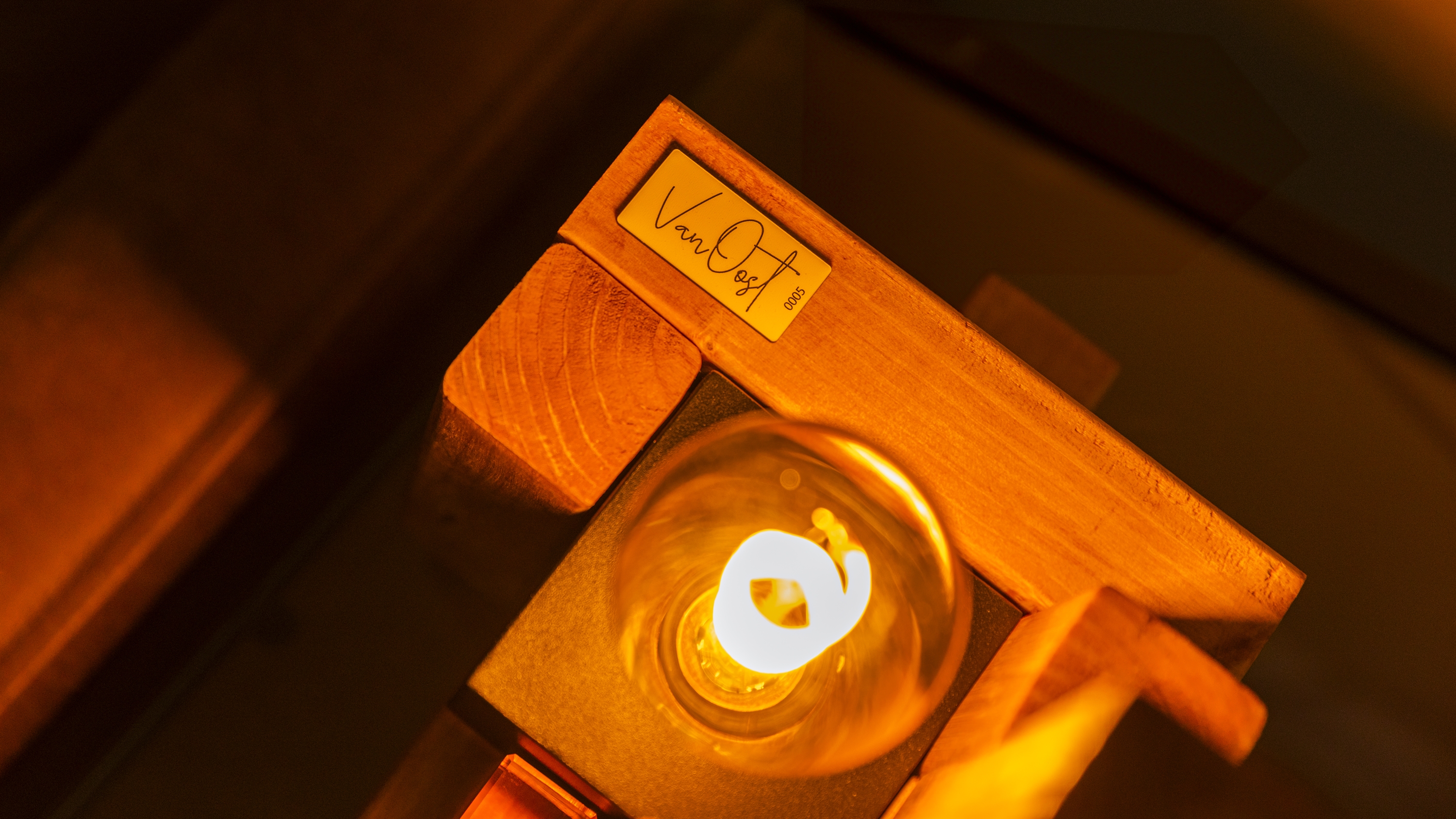 Bovenaanzicht met VanOost label en bulb